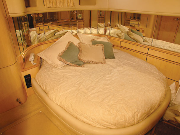 Sea Ray Sundancer 54 ft Solivia spacious forward deck sunbathing Cancun boat rental