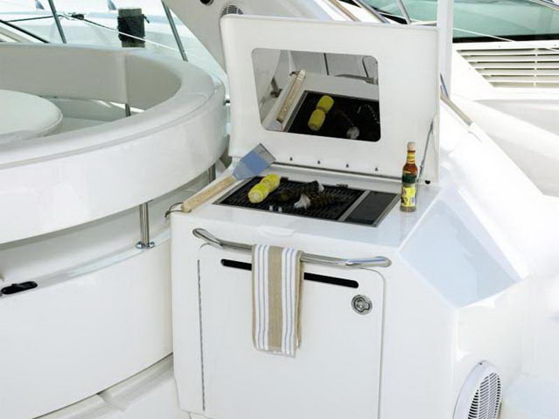 Deck wet bar and grill station aboard the 55 ft Sea Ray Sundancer, perfect for entertaining on a Cancun yacht rental