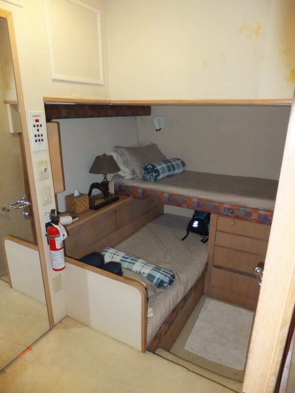 Comedor y cocina interior del Hatteras 66 ft para expediciones de pesca nocturna en el Caribe desde Cancún