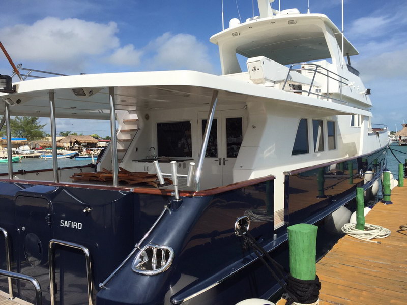 Flybridge y cubierta superior del Australis 78 ft con vistas panorámicas sobre el mar Caribe turquesa Cancún