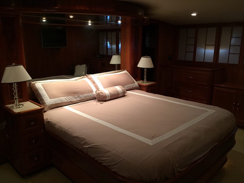 Lounge y bar superior del Australis 78 ft con vistas al Caribe, yate clásico de lujo charter nocturno