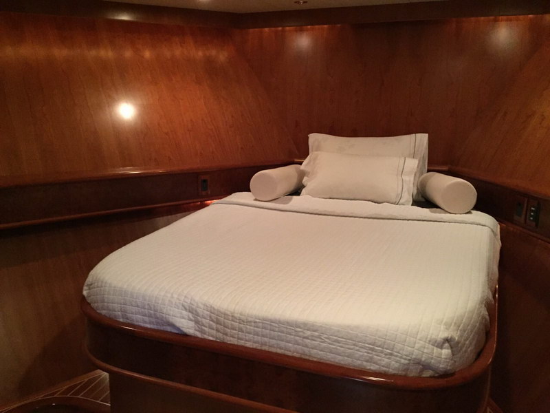 Perfil lateral del Australis 78 ft en muelle mostrando diseño clásico de casco blanco y oscuro, charter Cancún