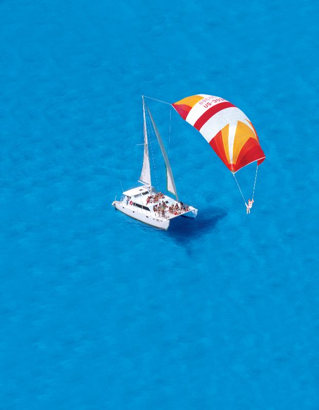 Catamarán Antares navegando en el Caribe turquesa en un chárter privado para grupos cerca de Cancún e Isla Mujeres
