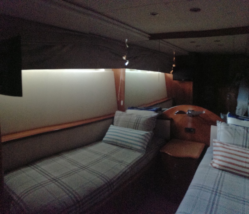 habitaciones de Azimut 100 ft mega yate de lujo