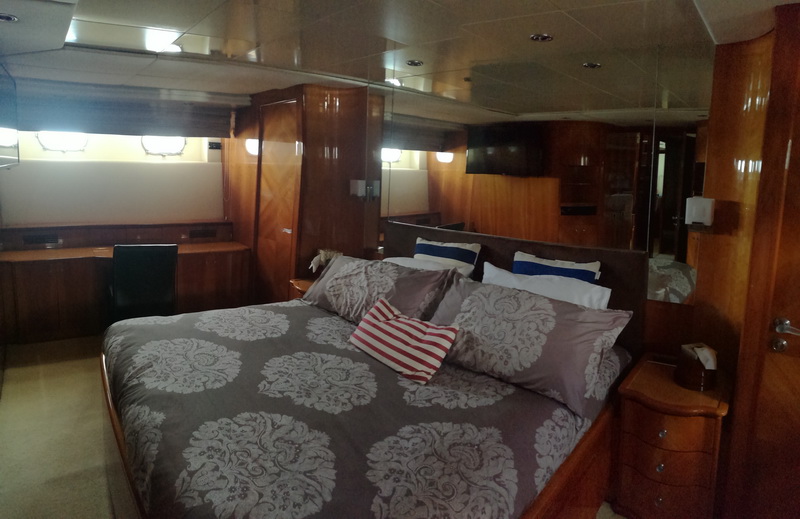 habitaciones de Azimut 100 ft mega yate de lujo