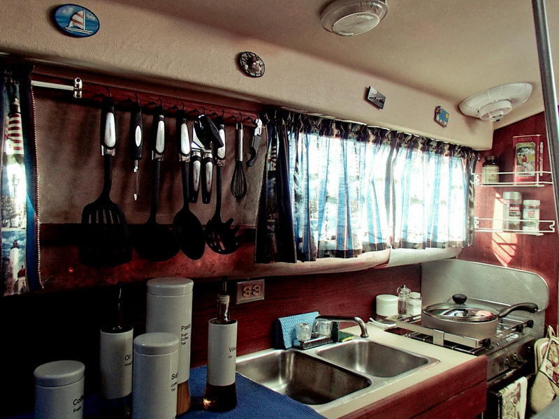 Cocina del catamarán de 32 pies con utensilios, doble tarja y estufa lista para preparar alimentos a bordo, Riviera Maya