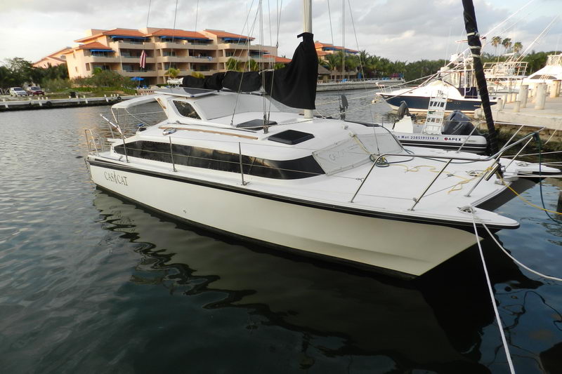 Tour privado en catamarán de vela desde Playa del Carmen a Belice con patrón y marinero a bordo