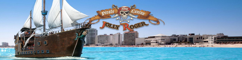 El galeón del Pirate Show Cancun Jolly Roger con velas color café cruzando la bahía turquesa frente a la silueta de la zona hotelera de Cancún