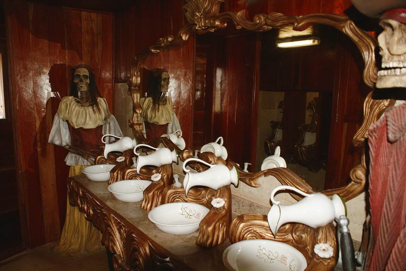 Baño de damas a bordo del galeón pirata Jolly Roger