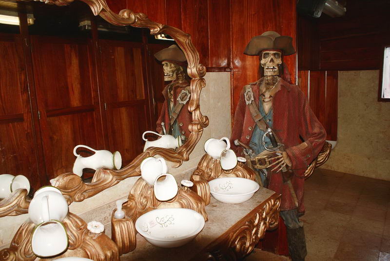 Baño de caballeros a bordo del galeón pirata Jolly Roger