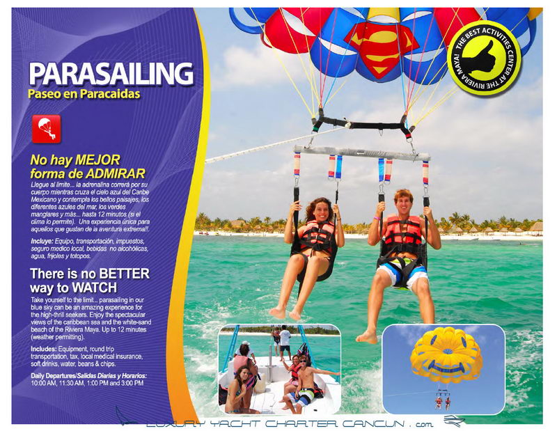 Persona en parasail elevada sobre el agua turquesa de Playa Maroma bajo un amplio paracaídas en un tour de parasailing en la Riviera Maya