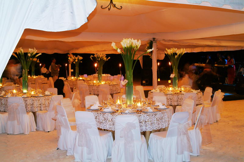 Mesa larga de banquete montada en la playa de Maroma para una celebración de grupo, Riviera Maya