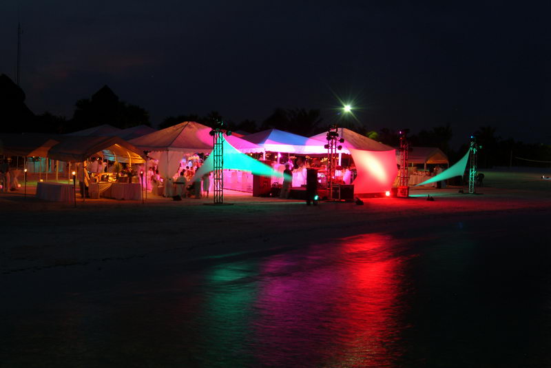 Mesas de recepción al anochecer sobre la arena de Playa Maroma cerca de Playa del Carmen, Riviera Maya