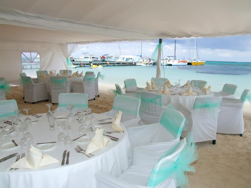 Montaje de boda en la arena de Playa Maroma al atardecer, Riviera Maya
