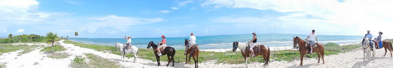 Tour a caballo en la arena blanca de Playa Maroma cerca de Playa del Carmen, Riviera Maya, con el mar Caribe turquesa al fondo