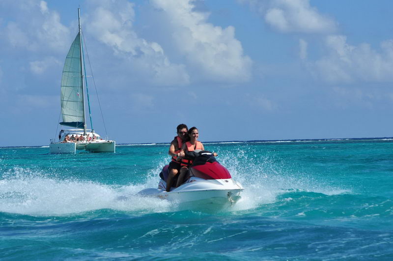 Persona en moto acuática sobre el agua turquesa del Caribe en Playa Maroma, Riviera Maya