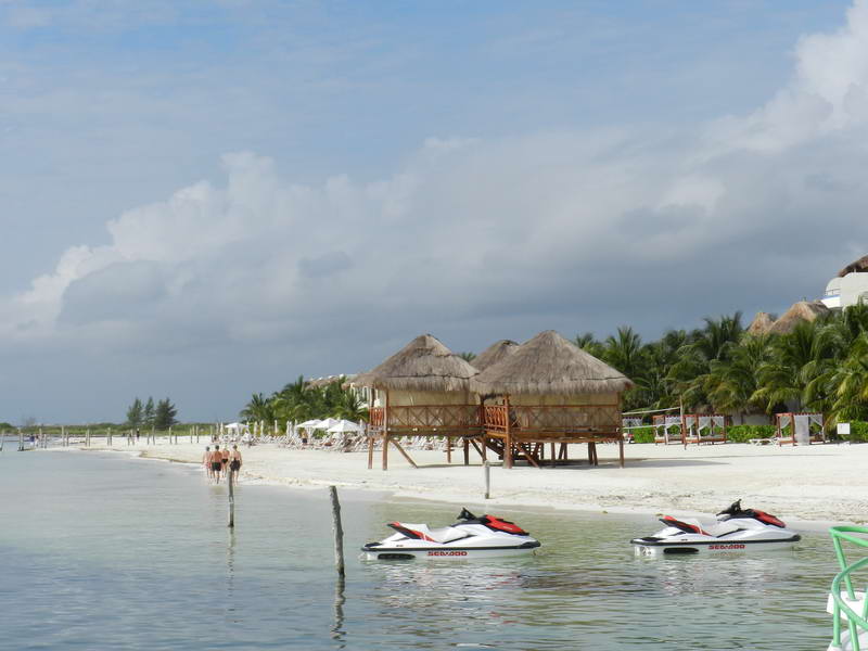 Moto acuática surcando el agua clara del Caribe frente a Playa Maroma cerca de Playa del Carmen