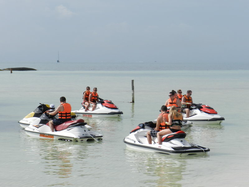 Personas en jet ski disfrutando el agua turquesa en Playa Maroma, Riviera Maya