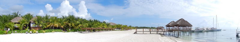 Arena blanca de Playa Maroma y agua turquesa tranquila del Caribe cerca de Playa del Carmen, Riviera Maya