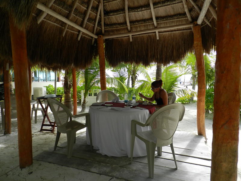 Zona de comedor bajo palapa en el club de playa Maroma para eventos privados cerca de Playa del Carmen, Riviera Maya