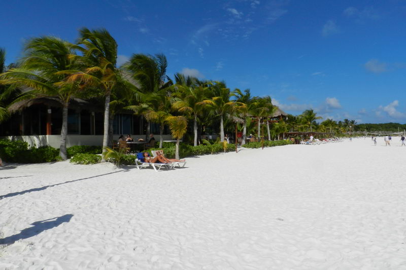 Arena blanca y agua turquesa en el club de playa Maroma cerca de Playa del Carmen, Riviera Maya