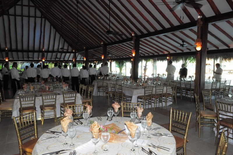 Salón del restaurante de Maroma preparado para un gran banquete con el personal de servicio en fila, Riviera Maya
