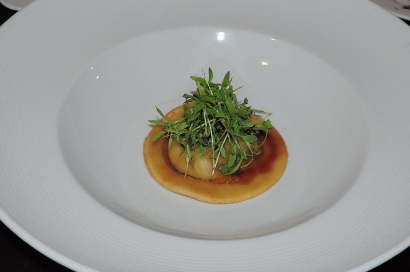 Entrada gourmet de callo con brotes verdes frescos servida en vajilla blanca en el restaurante de Marina Maroma, Riviera Maya