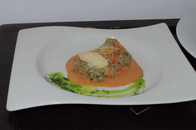 Pastel de quinoa y brócoli sobre crema de pimiento rostizado con germinados, alta cocina en el restaurante de Marina Maroma, Riviera Maya