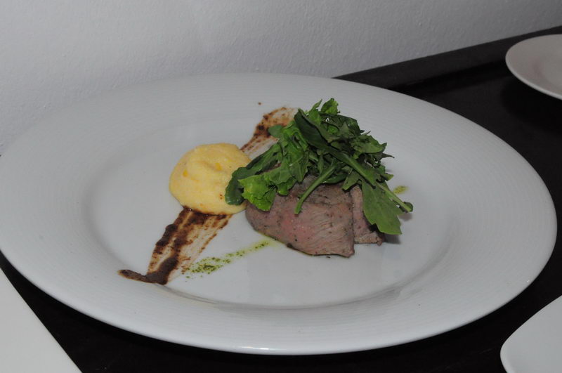 Medallón de res a la parrilla con arúgula y polenta cremosa, plato de alta cocina en el restaurante de Marina Maroma, Riviera Maya