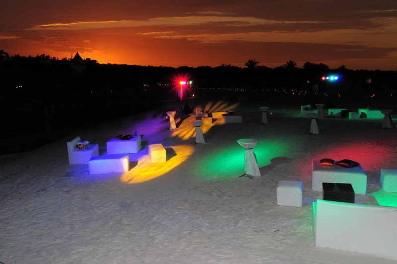 Playa privada de Maroma preparada para una celebración al atardecer, Riviera Maya