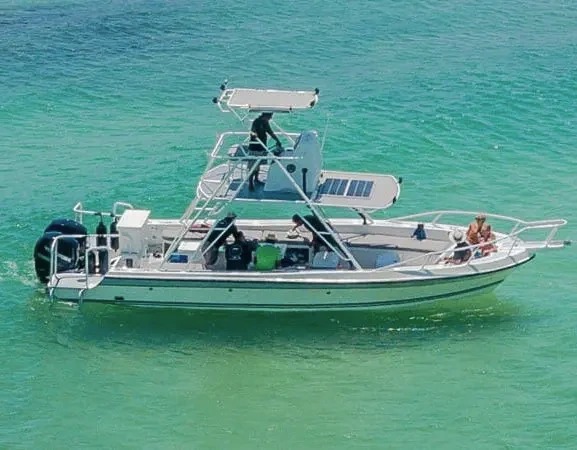 Interior remodelado de Piratas TOO 33 ft &mdash; asientos acolchonados, sistema de sonido y Bluetooth a bordo