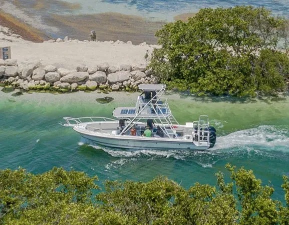 Piratas TOO 33 ft atracada en la marina de Puerto Aventuras &mdash; charter de snorkel y fiesta en Riviera Maya
