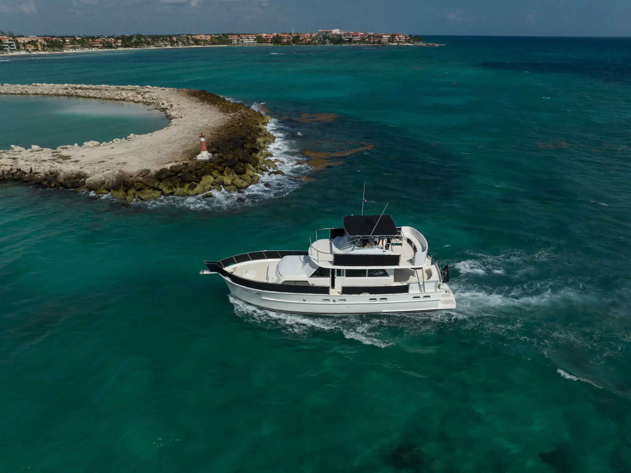 Dos Piratas 53 pies con invitados disfrutando el charter caribeño