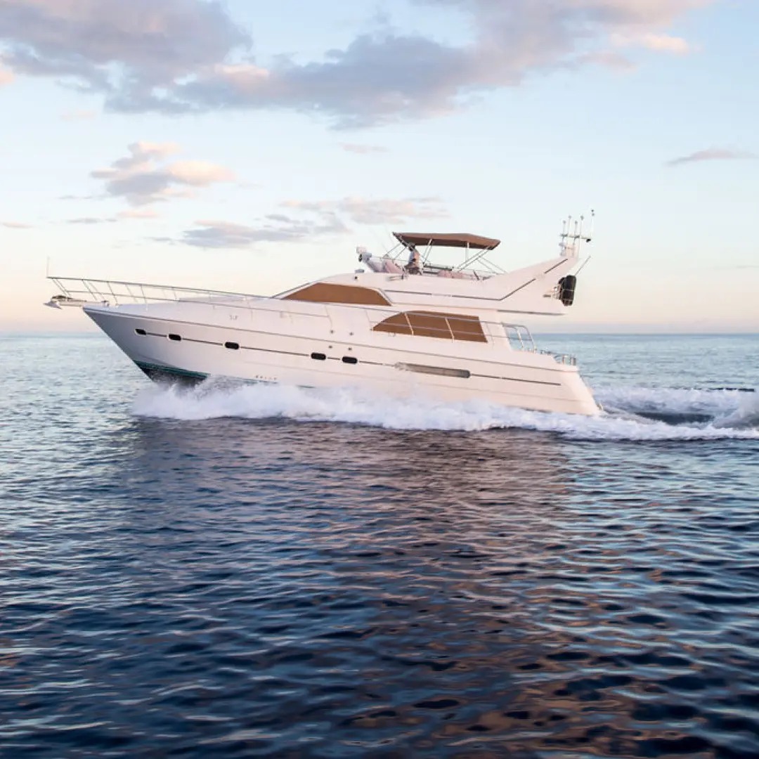 Vista de cubierta y flybridge del yate Azimut 60 ft — panor&aacute;mica caribe&ntilde;a de 360&deg; rumbo a Tulum