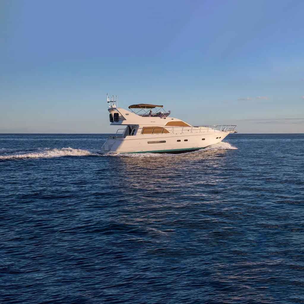 Interior del sal&oacute;n climatizado del Azimut 60 con sof&aacute; de piel en U para hasta seis personas