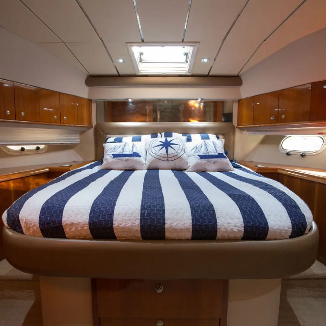 Sun deck y plataforma de ba&ntilde;o del Azimut 60 sobre aguas turquesa de la Riviera Maya &mdash; Puerto Aventuras