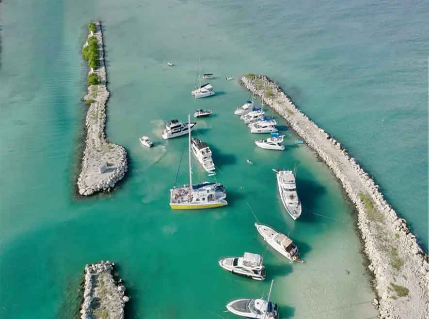 Escena de crucero grupal Dos Piratas en el mar turquesa de la Riviera Maya
