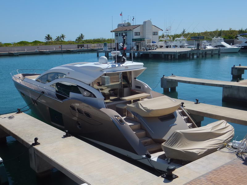 Sessa Marine C68 yate de lujo 68 ft atracado en marina caribeña mostrando popa y plataforma de natación Cancún
