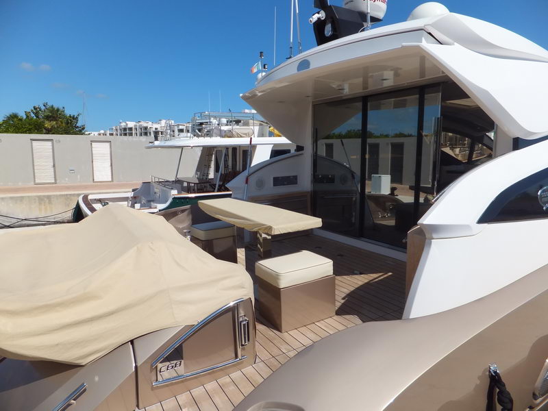 Salón interior del Sessa Marine C68 con elegancia italiana, cava de vinos y diseño náutico sofisticado