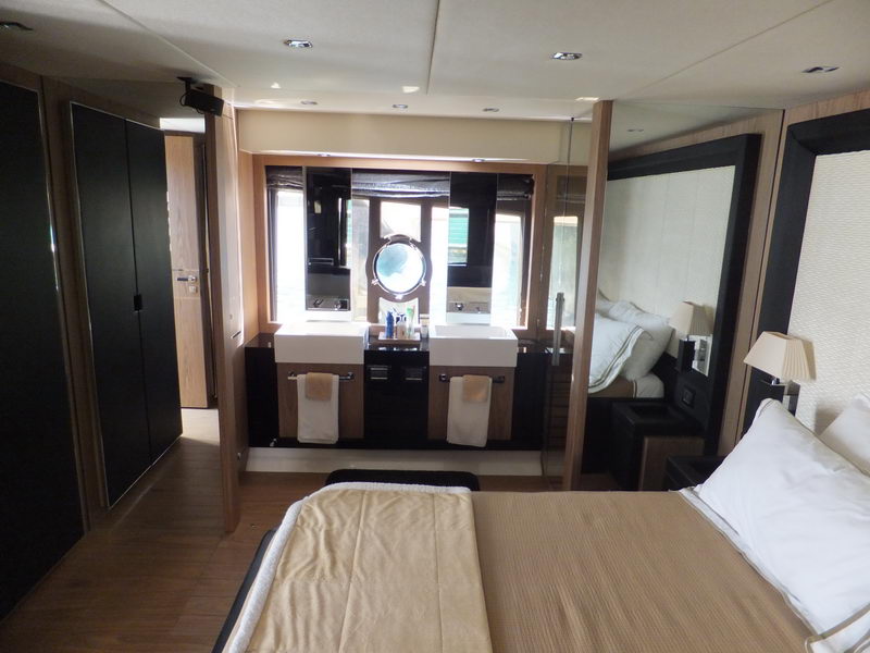 Camarote principal del Sessa Marine C68 con iluminación de diseño, cama de lujo y acabados náuticos premium