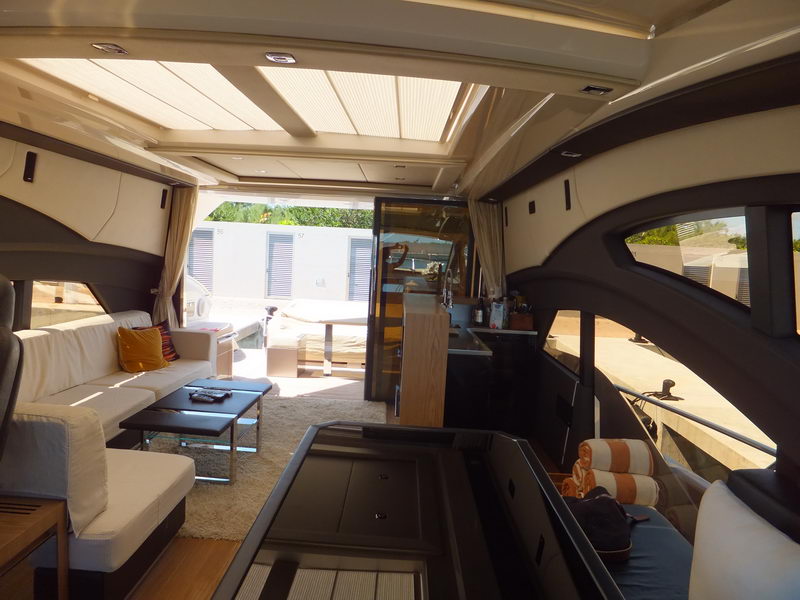 Flybridge y cubierta abierta del Sessa Marine C68 con vistas panorámicas sobre el Caribe, charter Cancún