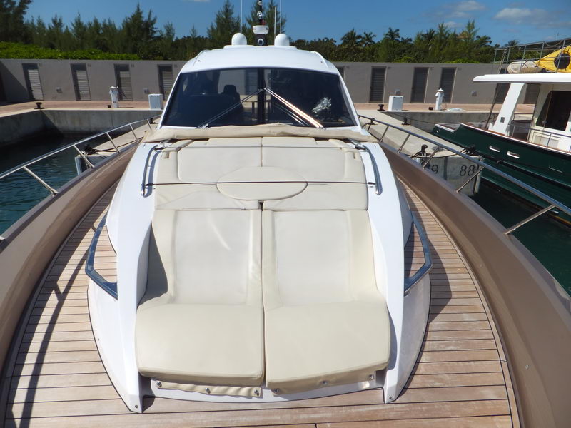Perfil exterior del Sessa Marine C68 fondeado en aguas turquesas del Caribe, charter privado de lujo Cancún