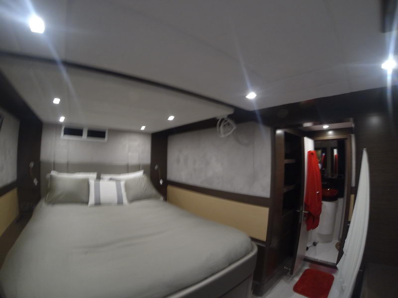 Detalle de casco del Sunreef 66 mostrando construcción premium y diseño elegante para charter caribeño de lujo