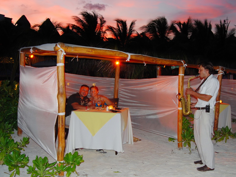 Cena romántica al atardecer con jazz en vivo en Playa Maroma, Riviera Maya, con mesas junto al Caribe turquesa