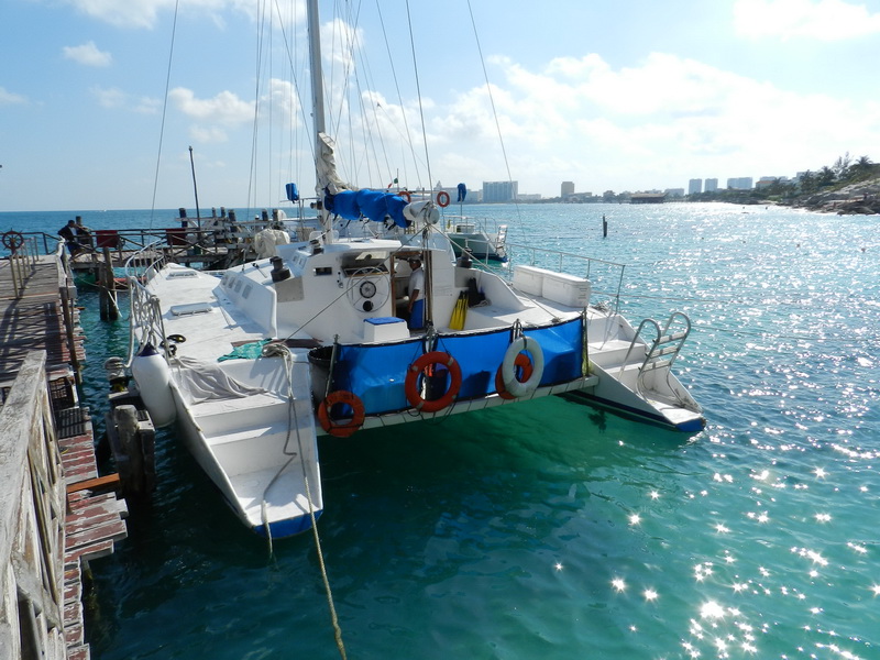 Grupo de pasajeros a bordo del Catamarán Tiger en un chárter privado de vela cerca de Isla Mujeres, Cancún