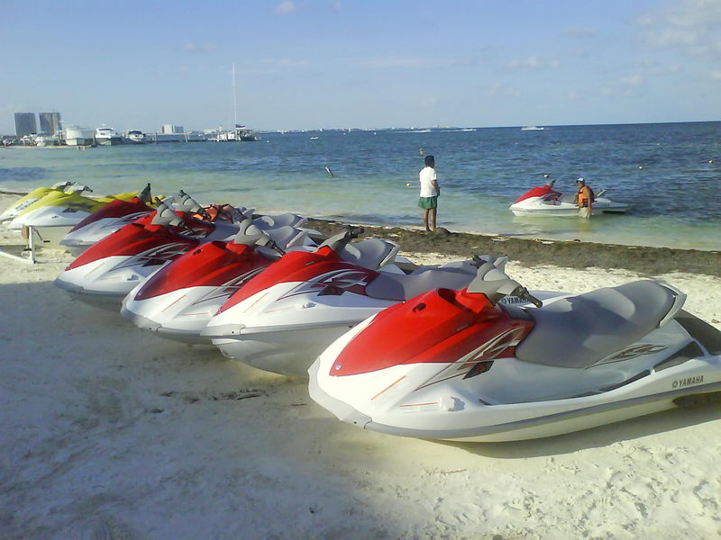 Waverunner listo para rentar en la orilla de Cancún, una potente moto acuática para divertirse en el Caribe