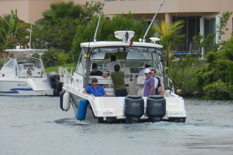 Grupo de pescadores a bordo de la Wellcraft 30 pies con doble Yamaha 250hp saliendo de marina Puerto Aventuras Riviera Maya
