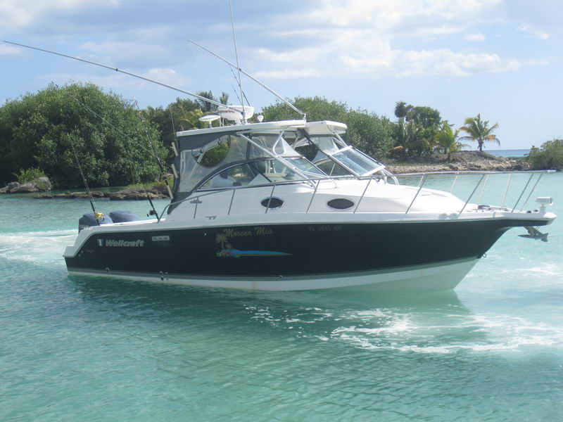 Wellcraft deportiva 30 pies Morena Mia navegando aguas turquesas junto a manglares 